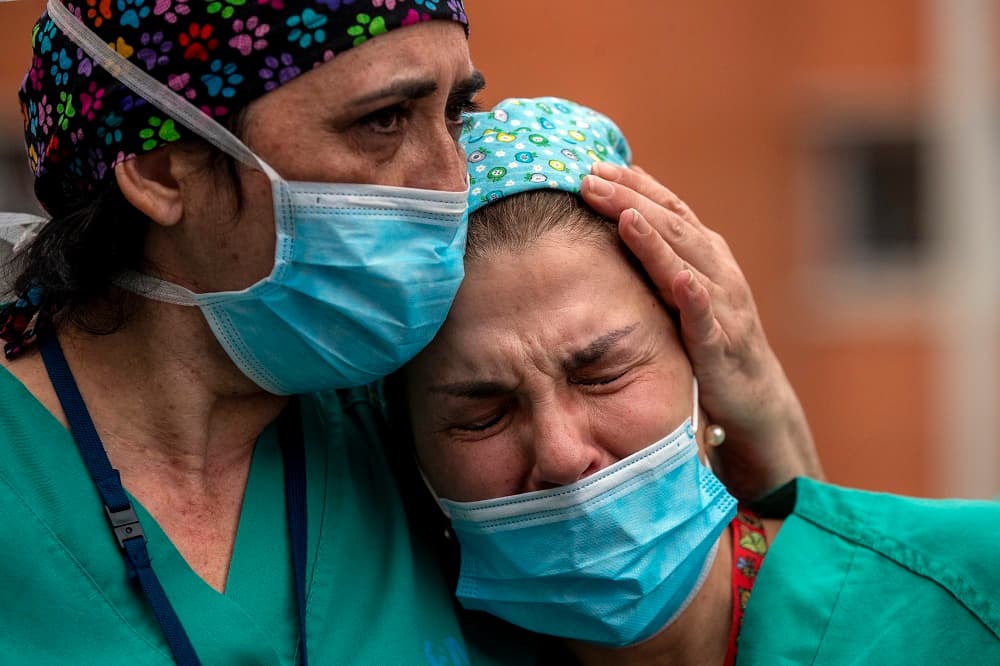 <b><a href="https://www.univision.com/noticias/salud/pandemia-covid-19-supera-6-millones-muertos-mundo">6 millones de muertos por Covid-19 en el mundo </a></b>
<br>
<br>La Universidad Johns Hopkins dio a conocer el 7 de marzo que la cifra de muertos por covid-19 había superado la línea los 6 millones, mientras el mundo continuaba levantando restricciones para aminorar los estragos de la pandemia.Tikki Pang, profesor visitante de la Facultad de Medicina de la Universidad Nacional de Singapur y copresidente de la Coalición de Inmunización de Asia Pacífico, aseguraba a la agencia AP que las tasas de mortalidad en todo el mundo seguían siendo más altas entre las personas que no estaban vacunadas contra el coronavirus.
<br>