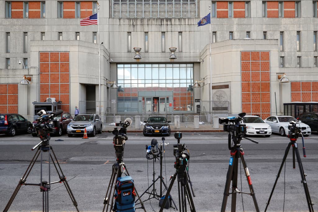 El MDC Brooklyn ha albergado a varios reclusos de alto perfil además de García Luna y Combs. Entre ellos se encuentran el cantante R. Kelly, Ghislaine Maxwell (asociada de Jeffrey Epstein), el estafador de criptomonedas Sam Bankman-Fried, el empresario farmacéutico Martin Shkreli, el fundador de la secta sexual NXIVM Keith Raniere y el ex presidente hondureño Juan Orlando Hernández Alvarado. La presencia de estos reclusos de alto perfil ha aumentado el escrutinio sobre las condiciones de la prisión.
