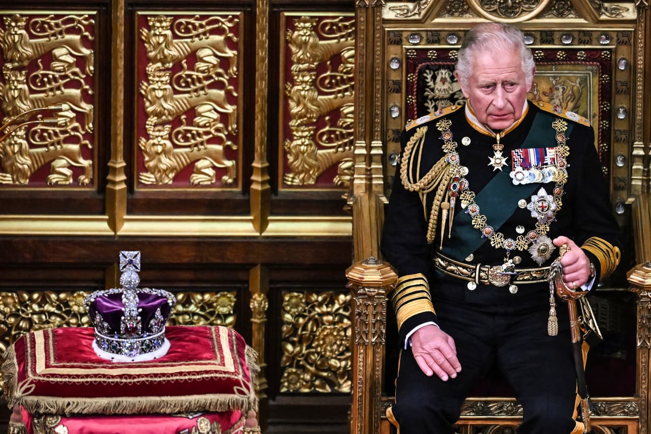En mayo, la reina por primera vez en seis décadas no estuvo en el tradicional discurso con que abre el periodo de sesiones. En su lugar estuvo el príncipe Carlos, quien ha ido asumiendo cada vez más tareas públicas según se ha ido deteriorando la salud de su madre.