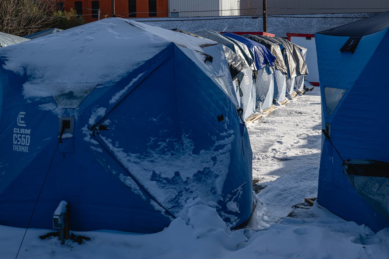 Una fila de tiendas de campaña en The Hope Village, un campamento para las personas sin hogar, en Louisville, Kentucky. Entre los fallecidos por la tormenta está un empleado de unaa compañía eléctrica que murió electrocutado, un hombre aparentemente sin hogar hallado en medio de temperaturas gélidas de Colorado y una mujer que cayó a través del hielo en un río en Wisconsin.