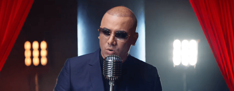 La policía de Puerto Rico confirmó que el cantante, que en ese entonces tenía 28 años de edad, fue arrestado tras mantener un forcejeo y golpes con su padre, Luis Morera, de 62 años de edad.