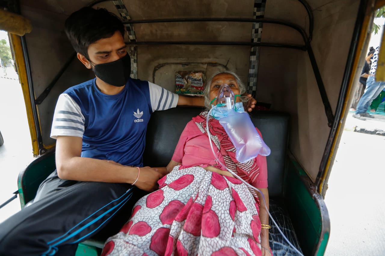 Una mujer enferma de covid-19 espera para ser ingresada en un hospital en la ciudad de Ahmedabad. El repunte de casos en India ha hecho que los resultados de las pruebas diagnósticas estén demoradas y escasee el oxígeno médico. En todo el país los hospitales están desbordados y las unidades de terapia intensiva están llenas.