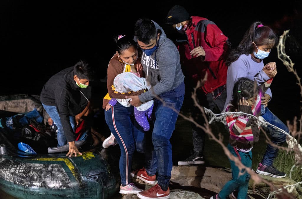 Biden cambia de tono en asuntos migratorios, pero la crisis de fondo es la misma