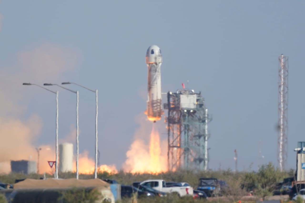 El momento del despegue de la nave de Blue Origin. “Allá arriba todo se ve tan pequeño (...), fue un momento en el que pude sentir lo vulnerables y diminutos que somos”, agregó el intérprete del ‘capitán Kirk’ de 'Viaje a las Estrellas' en su conversación con Bezos. 
<br>
<br>Fue el segundo vuelo espacial tripulado de Blue Origin. En el primero, que tuvo un recorrido similar en julio de este año, Bezos fue uno de los tripulantes.
<br>