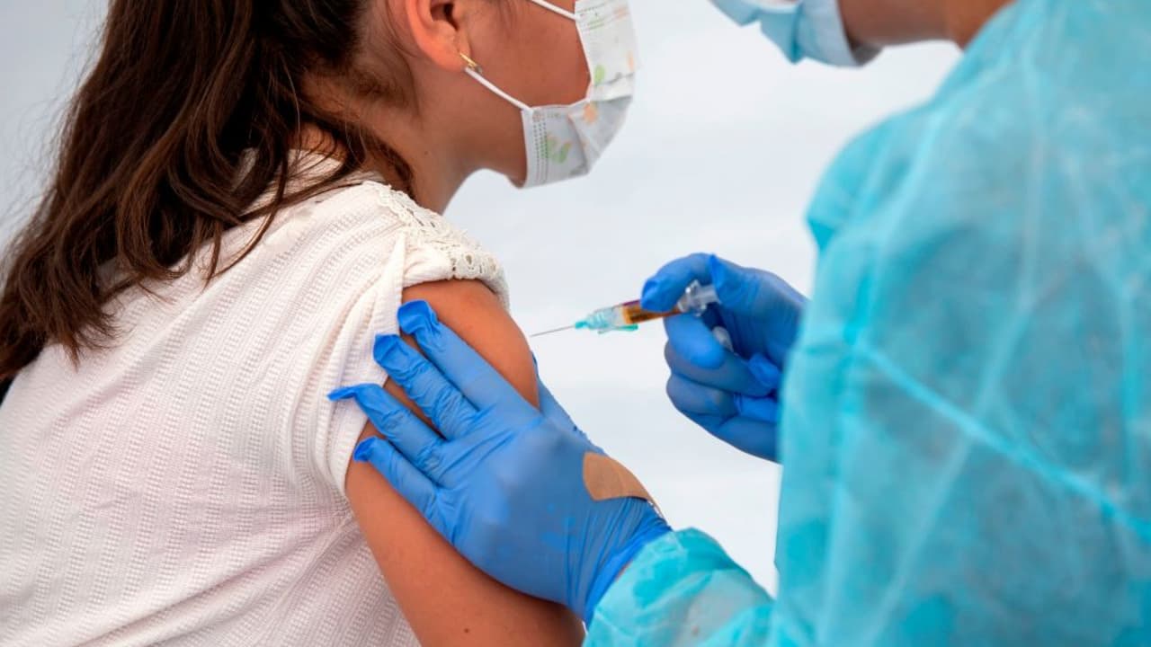 "Es muy peligrosa", protestas en Los Ángeles por medida que hace obligatoria la vacuna del coronavirus en el LAUSD