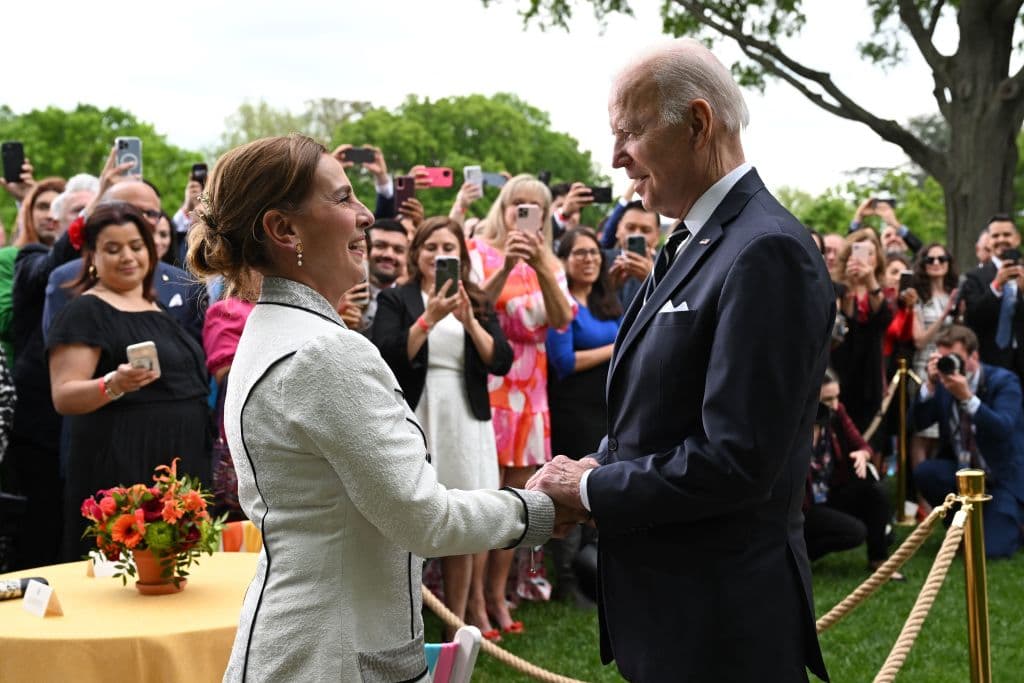El presidente estadounidense Joe Biden rindió homenaje este jueves 
<a href="https://www.univision.com/noticias/estados-unidos/5-mayo-batalla-mexico-celebracion-estados-unidos">5 de mayo</a> a la comunidad migrante de EEUU en 
<b>una ceremonia en la Casa Blanca que tuvo como invitada de honor a la primera dama mexicana, Beatriz Gutiérrez</b>, esposa del presidente Andrés Manuel López Obrador.