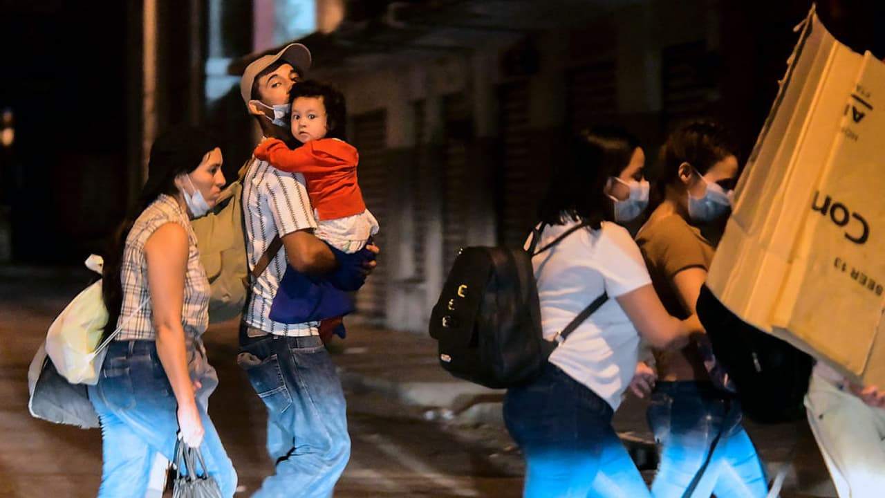 Familias enteras partieron de territorio hondureño para emprender una travesía que los lleve a cumplir el sueño de llegar a Estados Unidos. Aseguran que la falta de trabajo, la violencia y el hambre los ha obligado a abandonarlo todo. 
<b><a href="https://www.univision.com/noticias/inmigracion/caravana-honduras-estados-unidos-asilo" target="_blank">Más información aquí</a></b>.