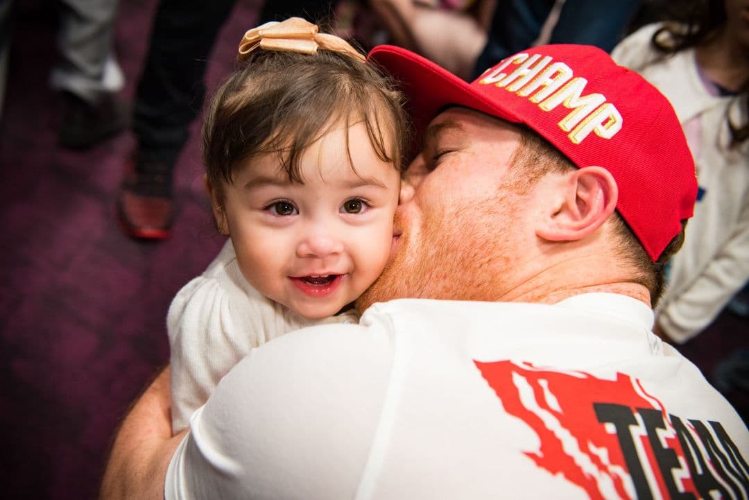 Mía Ener es el segundo retoño del famoso boxeador, a ella la procreó durante su relación con Valeria Quiroz. Se especula que fue concebida en una infidelidad del 'Canelo', cuando todavía mantenía una relación con la presentadora Marisol González, información que no ha sido confirmada. Actualmente, Mía tiene 6 años, se conoce poco de su vida y la de su madre.
<br>