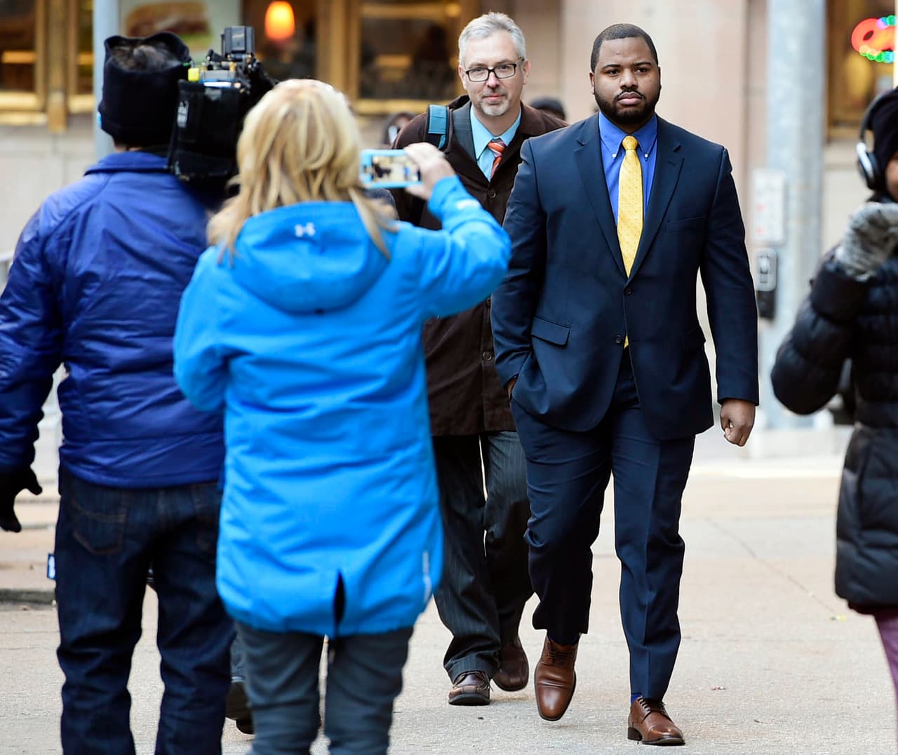 Juez pide a un policía testificar contra otro agente en el caso de Freddie Gray