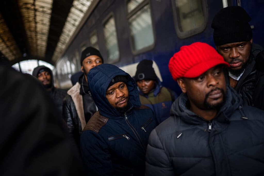 Denuncian racismo en la frontera de Ucrania: africanos aseguran haber sido retenidos y puestos al final de la fila para salir del país