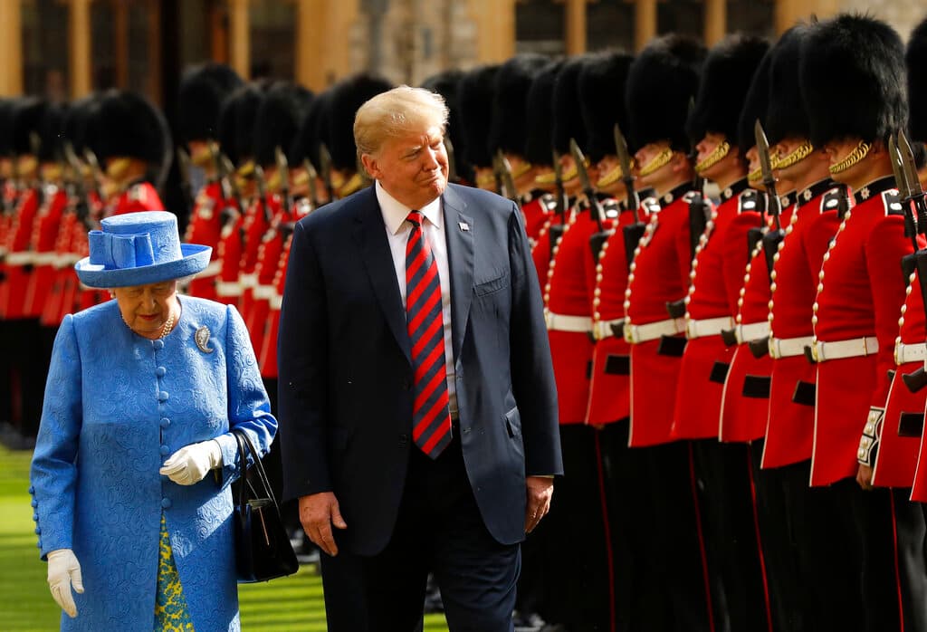 La monarca con el expresidente estadounidense Donald Trump el 13 de julio de 2018. Una reunión con la reina es parte de la rutina diplomática entre ambos países aliados, unidos por la llamada "relación especial" forjada en tiempos de la Segunda Guerra Mundial.