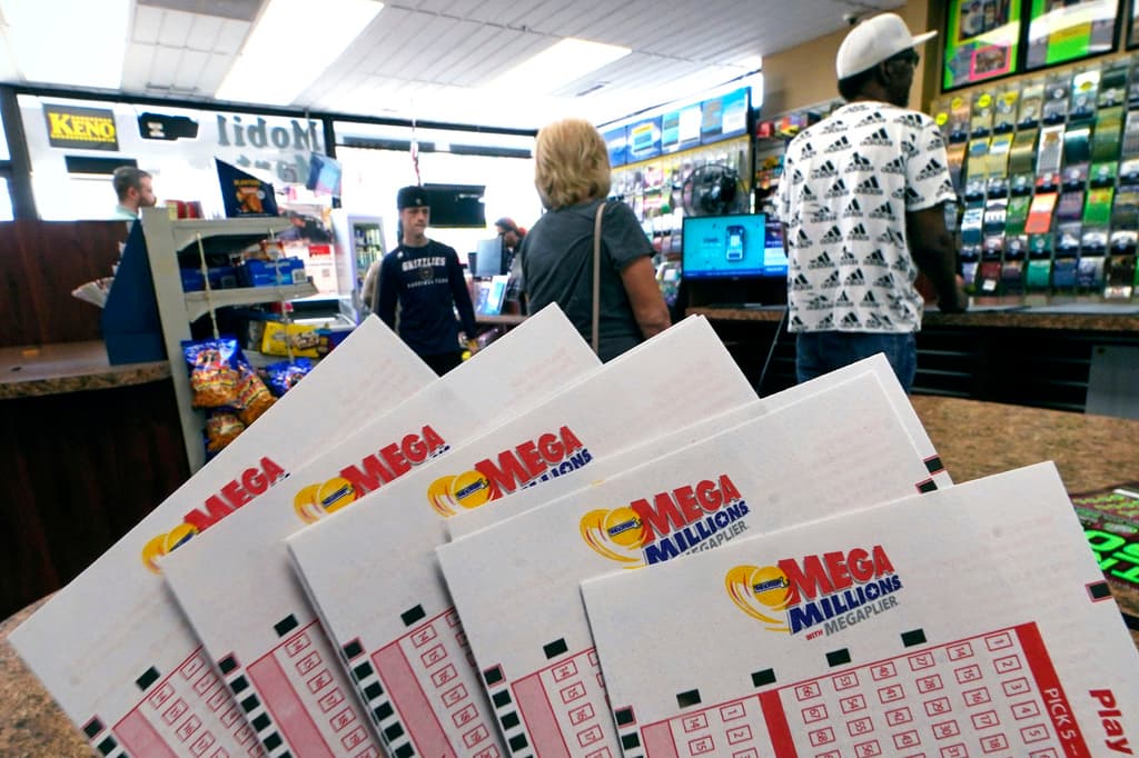 Quien gane un premio de $600 o menor no 
<b>debe mostrar más que el boleto ganador </b>para reclamar su ganancia ante un minorista local, quien podría solicitar que el ganador lo firme en el reverso.