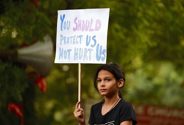 <b>"Ustedes deberían protegernos no herirnos". </b>Algunos manifestantes recordaron que en otros casos anteriores de violación no se ha hecho justicia, como el de Nirbhaya, violada y asesinada en 2012.