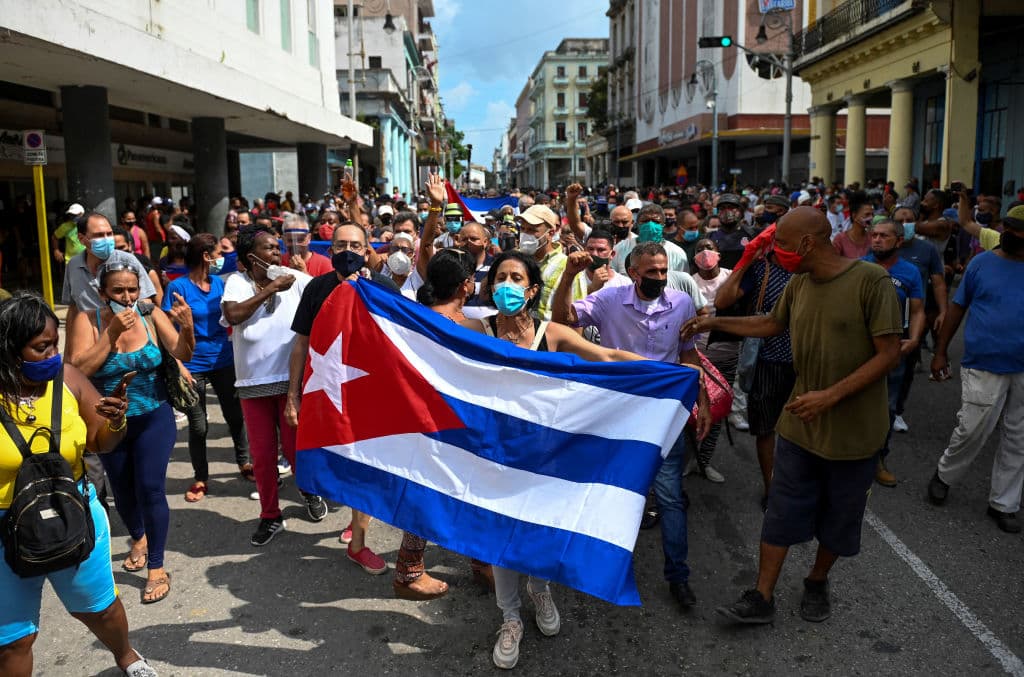 El pueblo cubano protesta en contra del Gobierno por la falta de libertades, por la escasez de alimentos, productos de aseo y medicamentos, además de los contínuos cortes de luz.