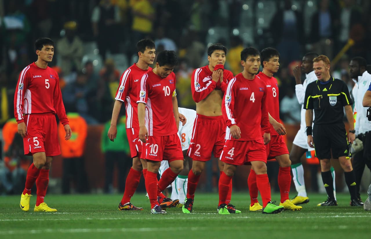 <h3 class="cms-h3-H3">4. Contrataron chinos para apoyar a su equipo en el mundial</h3>
<br>
<br>Para el esperado Mundial de Fútbol 2010, China no logró clasificar, sí lo logró por el contrario Corea del Norte, que consiguió su segunda participación en una copa desde que fuera constituida como nación. Si bien el régimen de King Jon Il podía permitir la salida de los 11 jugadores y del equipo técnico de su país, no podía autorizar que más ciudadanos viajaran masivamente hasta la lejana Sudáfrica.
<br>
