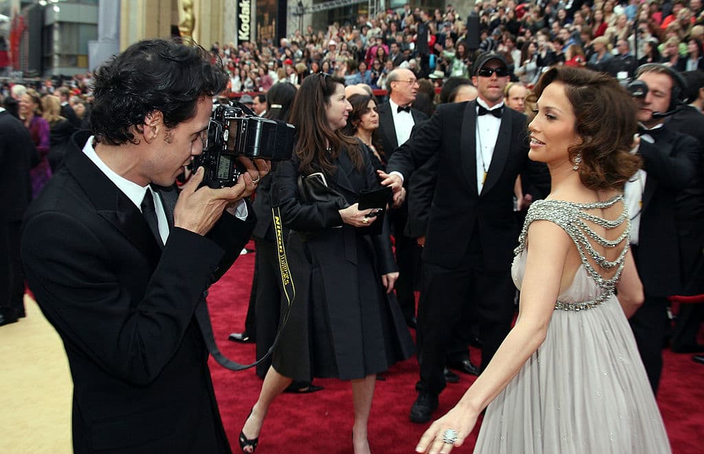 El juego y la admiración mutua también han sido parte de la relación entre ambas celebridades. En la entrega 79 de los Premios de la Academia, en febrero de 2007, Marc Anthony buscaba como un fan cualquiera la mejor instantánea de su flamante esposa a su paso por la alfombra roja. (Foto: Frazer Harrison/Getty Images).
<br>