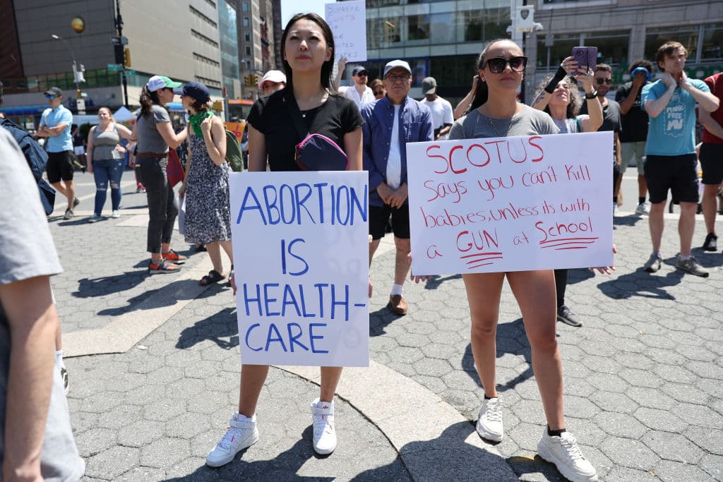 En Nueva York: 
<b>"Aborto es cuidado de la salud"</b>
<br>
<br>
<b>"La Corte Suprema dice que no puedes matar bebes a menos que sea con un arma en una escuela". </b>Se refiere a que pese a los continuos 
<a href="https://www.univision.com/temas/tiroteos-masivos">tiroteos masivos</a>, un fenómeno común en EEUU pero completamente inusual en el resto de los países desarrollados del mundo, las armas cuentan con pocas regulaciones en la mayoría de los estados manejados por los conservadores. 
<br>
<br>Esos mismos estados son los que buscan prohibir que las mujeres puedan tomar la decisión de interrumpir o continuar con un embarazo. 
<br>
<br>