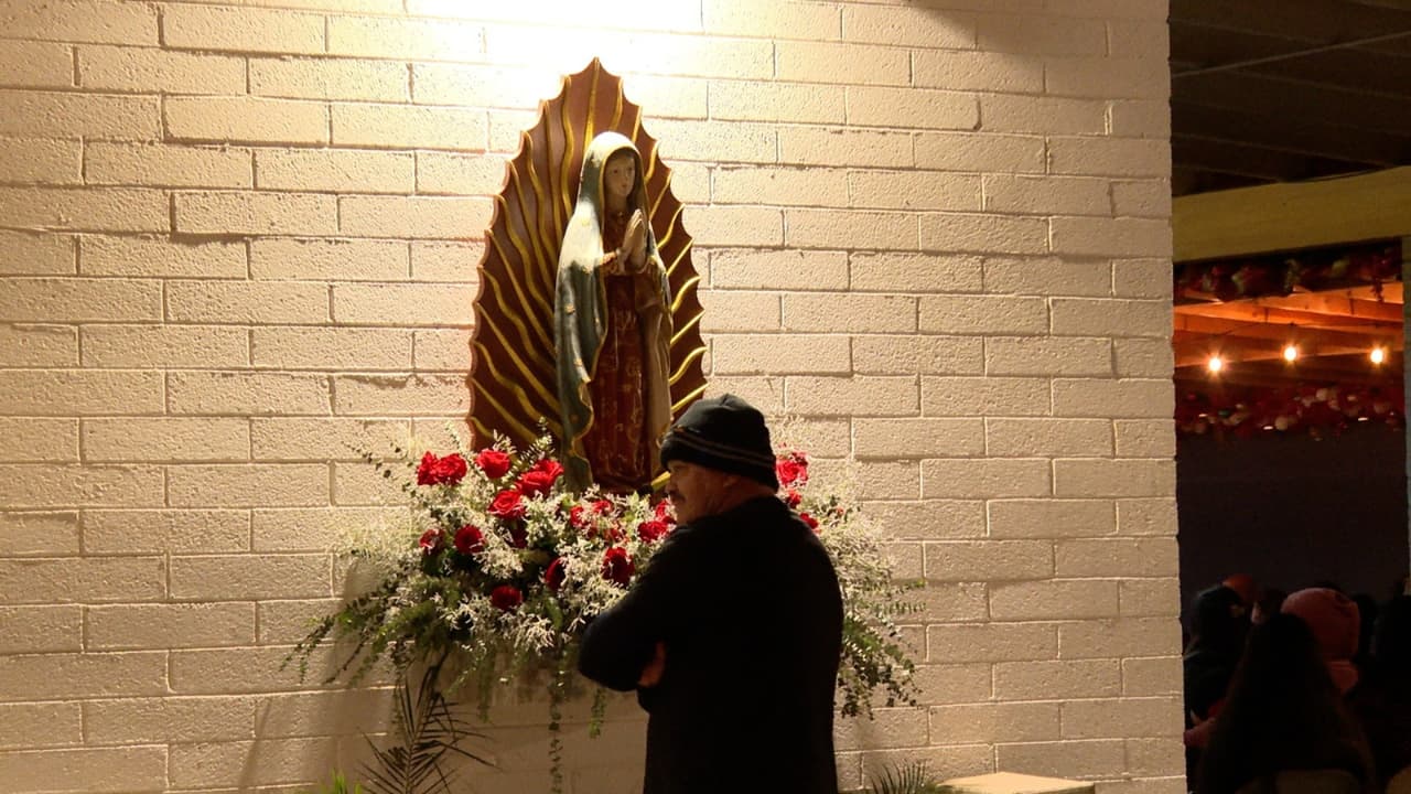 Cientos de feligreses madrugaron para celebrar a la 
<b><a href="https://www.univision.com/local/arizona-ktvw/virgen-guadalupe-phoenix-12-diciembre-fotos" target="_blank">Virgen de Guadalupe en St. William Catholic Church</a></b>, en Arizona. Los homenajes iniciaron a las 5:00 am cuando mariachis tocaron ‘Las mañanitas’, pero cada hora se rezan rosarios. Mientras se prepara la sagrada eucaristía, que está programada para horas de la noche, los asistentes conmemoran a la virgen con alegría y amor.