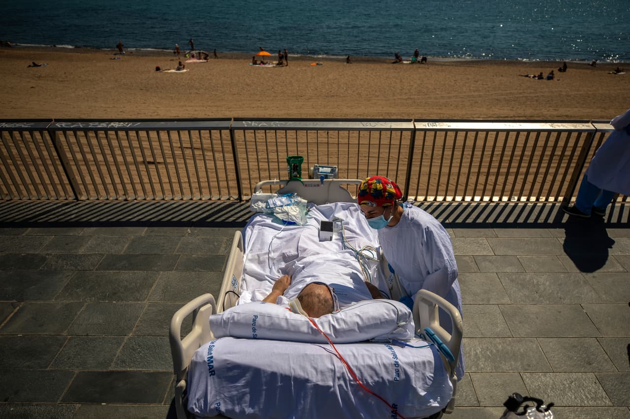 El equipo médico del Hospital del Mar, ubicado frente a la costa en Barcelona, está viendo si los viajes cortos a la playa pueden ayudar a los pacientes de 
<a href="https://www.univision.com/temas/coronavirus">covid-19</a> después de las estadías prolongadas y traumáticas en las unidades de cuidados intensivos.