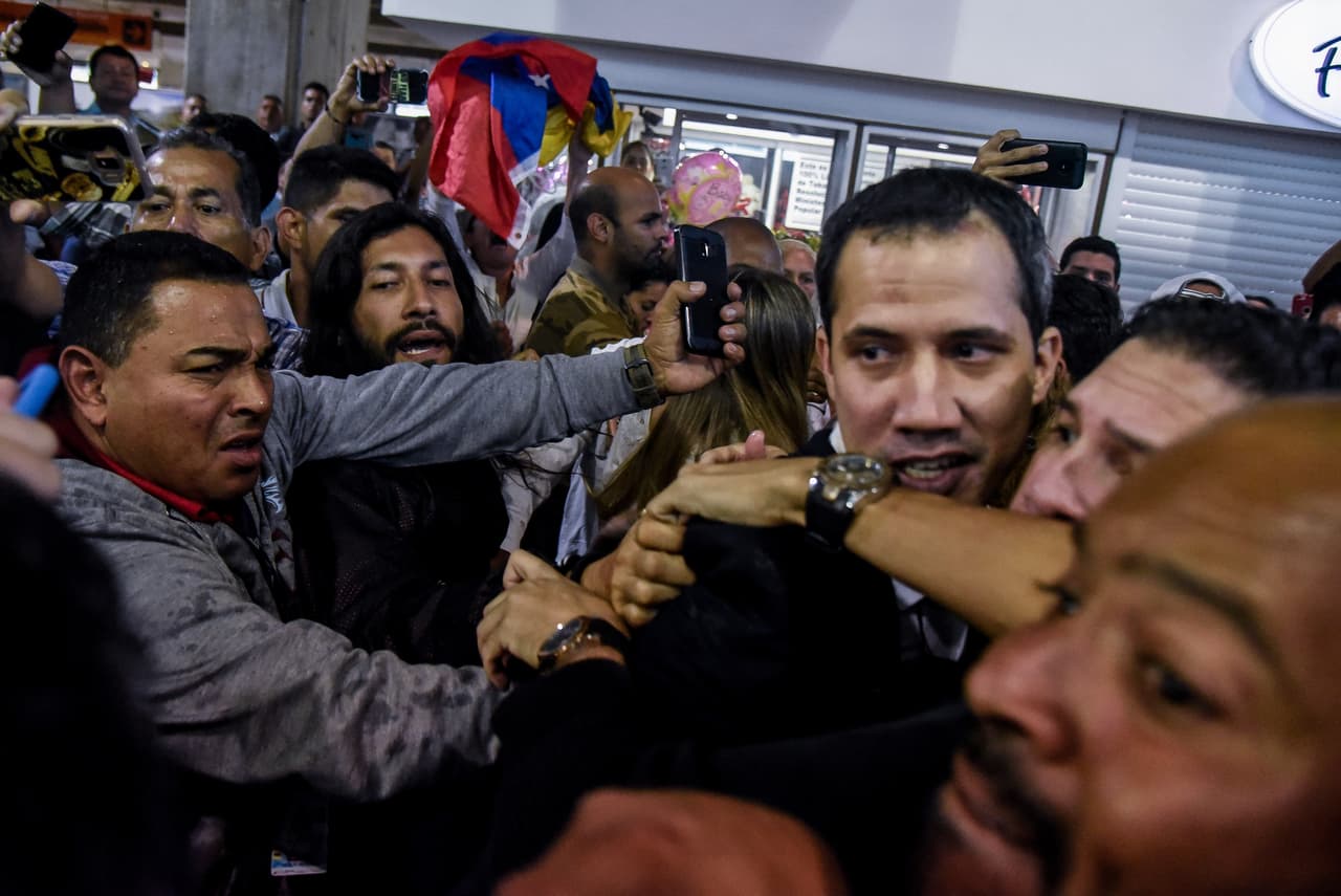 Durante los disturbios, varios periodistas también fueron agredidos frente a decenas de agentes militares y de la Policía, que no impidieron estos actos.
<br>