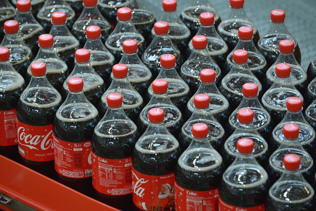 Cuáles son las razones políticas (y de salud) tras la decisión de Coca-Cola de lanzar su refresco con azúcar de caña en EEUU
