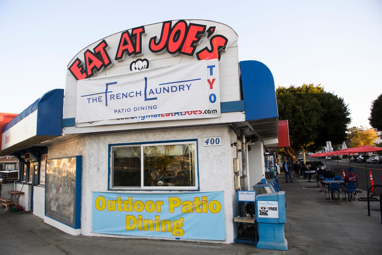 El nombre del popular restaurante es Eat at Joe's, sin embargo retando las recientes restricciones y retando al 
<a href="https://www.univision.com/local/san-francisco-kdtv/london-breed-desata-polemica-por-cenar-en-un-restaurante-de-lujo-como-gavin-newsom">gobernador Newson</a> ahora tiene una pancarta con el nombre "
<a href="https://www.univision.com/local/los-angeles-kmex/elecciones-estados-unidos-2020/cometi-un-grave-error-newsom-responde-a-las-criticas-por-asistir-a-una-reunion-en-tiempos-de-coronavirus">The French Laundry</a>" el lujoso restaurante en donde el líder estatal cenó con más de 12 personas, sin guardar la distancia, ni usar mascarillas, ni mucho menos comió en mesas con separadores laminados como los que la gran mayoría de restaurantes en el estado tienen que operar.
