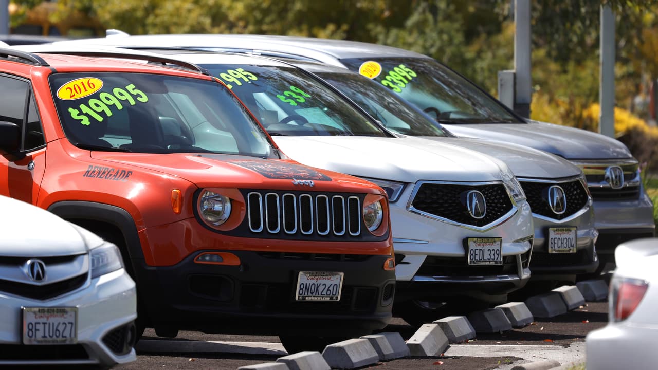 La escasez mundial de microchips ha restringido el suministro de carros nuevos, lo que a la vez ha provocado una oferta limitada de carros usados debido a que menos personas han intercambiado sus unidades. Esto ha creado un escenario donde hay una demanda extremadamente alta y una oferta extremadamente baja, causando que los precios de carros usados se disparen a niveles históricos.
<br>
<br>
<b>Relacionado: </b>
<a href="https://www.univision.com/carros/ranking-de-carros/carros-usados-ahora-cuestan-mas-nuevos-paquete-fotos">Estos carros ahora cuestan más usados que nuevos de paquete</a>