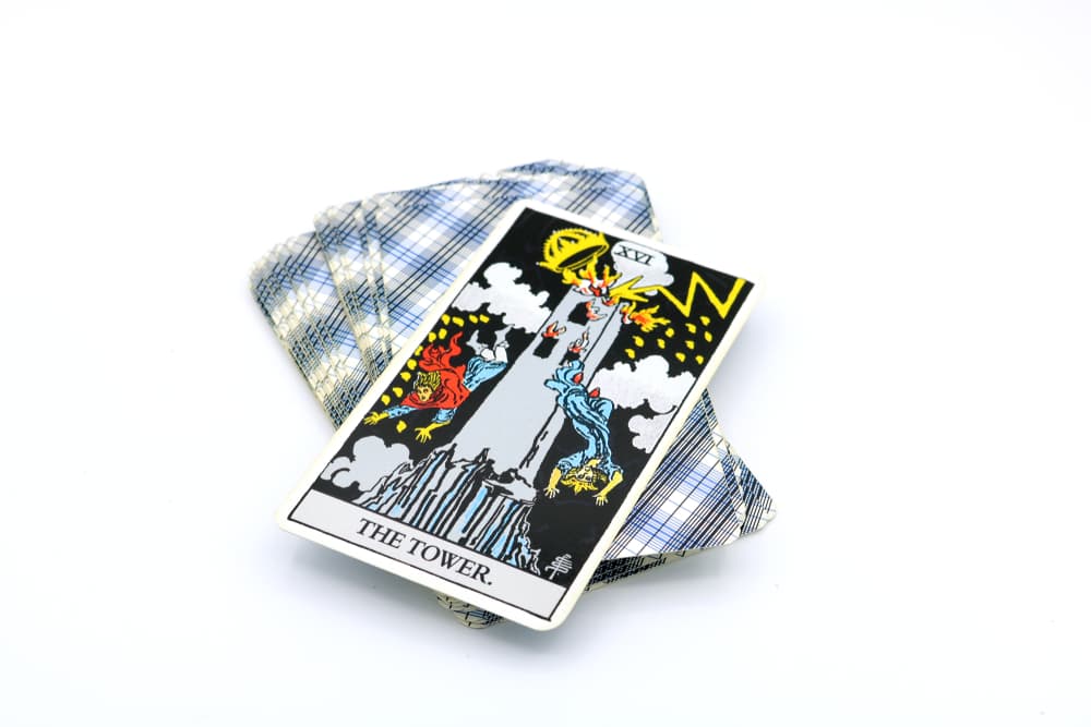 La carta de La Torre representa en el tarot la aparición de cambios arrasadores en nuestra vida. Es un rayo destructor que viene a pegarnos fuerte, hasta la raíz, a afectar nuestros cimientos, sacarnos de nuestro centro y azotarnos con lo más fuerte que nos puede pegar, para ver cómo reaccionamos ante la adversidad y ver si podemos ir hacia adelante.