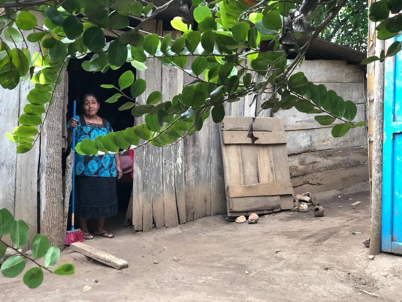 Clara Sanán Morales es la hermana mayor y madre adoptiva de Victorina. Vive en un caserío en Santo Domingo Suchitepéquez, Guatemala