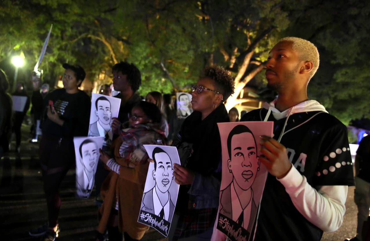 La del lunes fue la tercera noche de protestas en la capital del estado de California después de la decisión de la Fiscalía, cuyas investigaciones concluyeron que el uso de la fuerza contra el joven afroamericano por parte de los policías, Terrence Mercadal y Jared Robinet, estaba justificado.