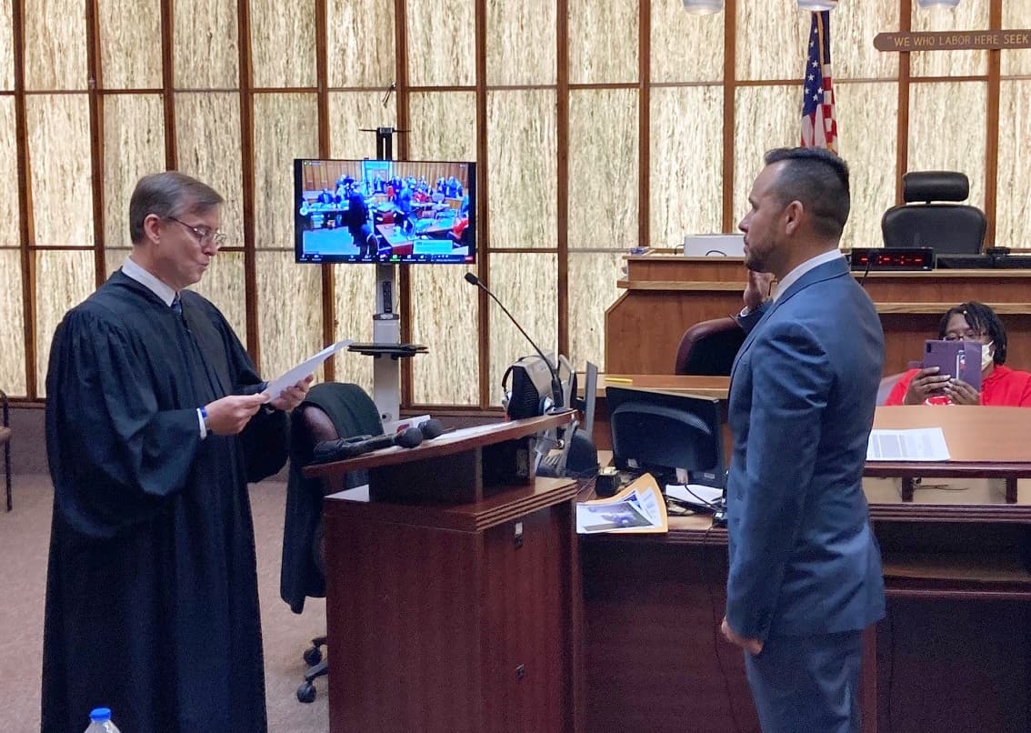 El juez de circuito de Florida, Miguel de la O, toma juramento al ex convicto, Ángel Sánchez, tras su admisión en el colegio de abogados de Washington DC. La ecremonía tuvo lugar en el mismo tribunal de Miami donde Sánchez fue condenado a 30 años de prisión en 1999. 16 de septiembre de 2022.