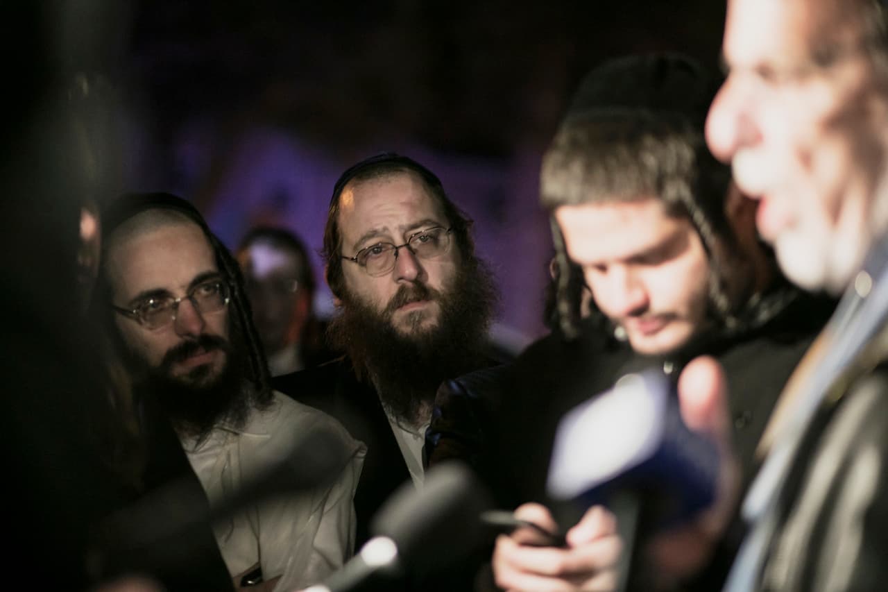 Al menos cinco personas fueron apuñaladas en una celebración de Hannukah en Nueva York