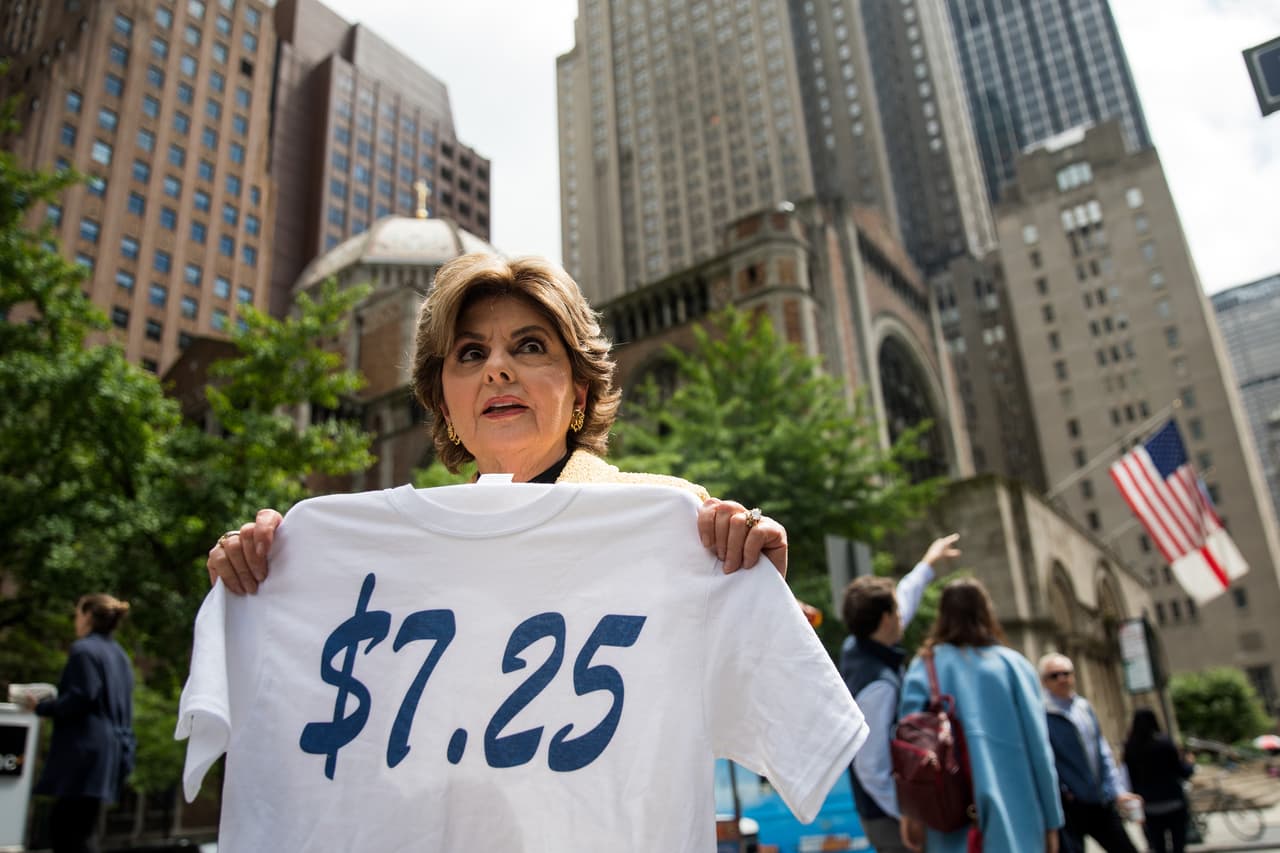 <b>¿Cuáles son los impactos potenciales de un mínimo más alto en Pensilvania? </b>Un aumento propuesto del salario mínimo de $ 12 la hora se cree que beneficiaría a un millón de trabajadores directamente, aumentaría los ingresos salariales netos para los trabajadores con salarios bajos en $ 2.4 mil millones y agregaría aproximadamente $ 55 millones en un año a las arcas del Estado.
<br>
<br>Dicho de otra manera, los ingresos de los trabajadores con salarios bajos aumentarían aproximadamente $ 34 por semana para los trabajadores a tiempo parcial y $ 55 por semana para los empleados a tiempo completo. Los empleados que reciben propinas por hora, muchos de los cuales ganan ahora por debajo del salario mínimo federal, verían ganancias particularmente significativas.
<br>