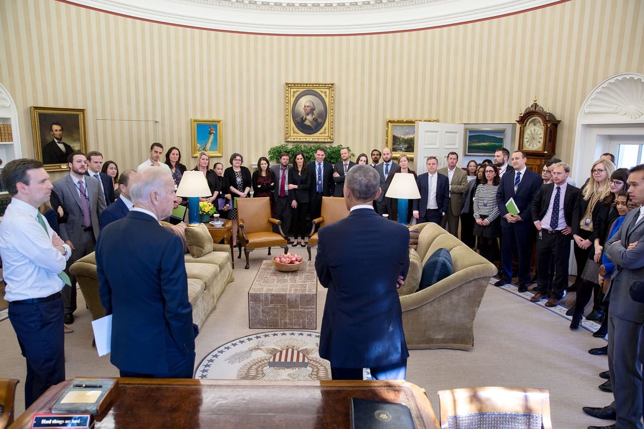 <b>9 de noviembre. </b>La mañana siguiente a la elección el presidente quiso hablar con su Secretario de Prensa, Josh Earnest, para determinar cómo dirigir sus pensamientos a la prensa. Al ser informado de que el secretario estaba reunido con su equipo, Obama mandó que los trajera consigo, aunque no imaginó que se refería al equipo completo, que tuvo que apretarse para caber en la Oficina Oval.