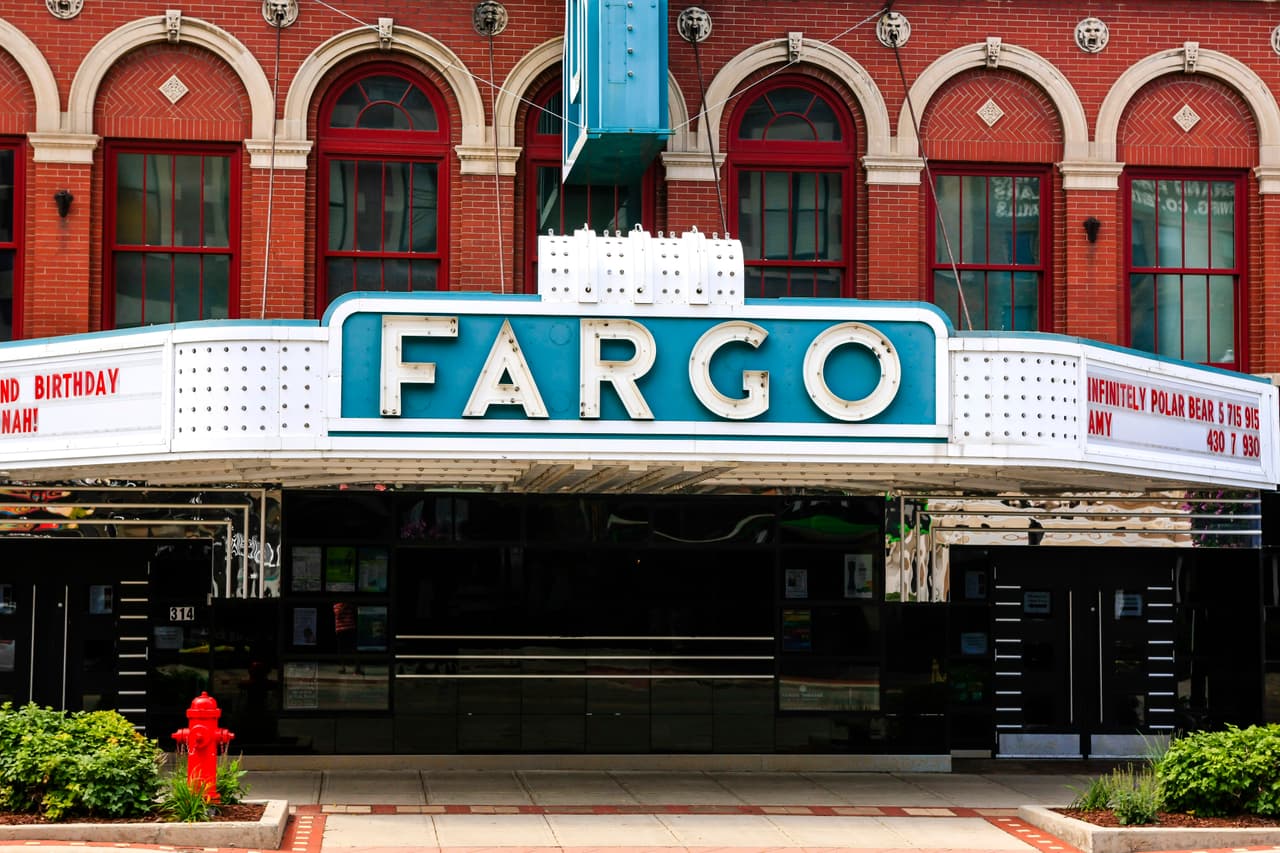<b>Dakota del Norte: Fargo. – Obtuvo 72.47 de 100 puntos dentro de las mejores ciudades de clase media para vivir.</b> Es la urbe más grande de Dakota del Norte. Ubicada a orillas del río Rojo, que lo separa de la vecina Moorhead, MN, Fargo está repleta de museos, galerías y un palacio de teatro Art Deco en su vibrante distrito del centro. Las actividades al aire libre, los bajos impuestos y la fuerza laboral fuerte lo ayudaron a clasificar como uno de los mejores lugares para vivir.