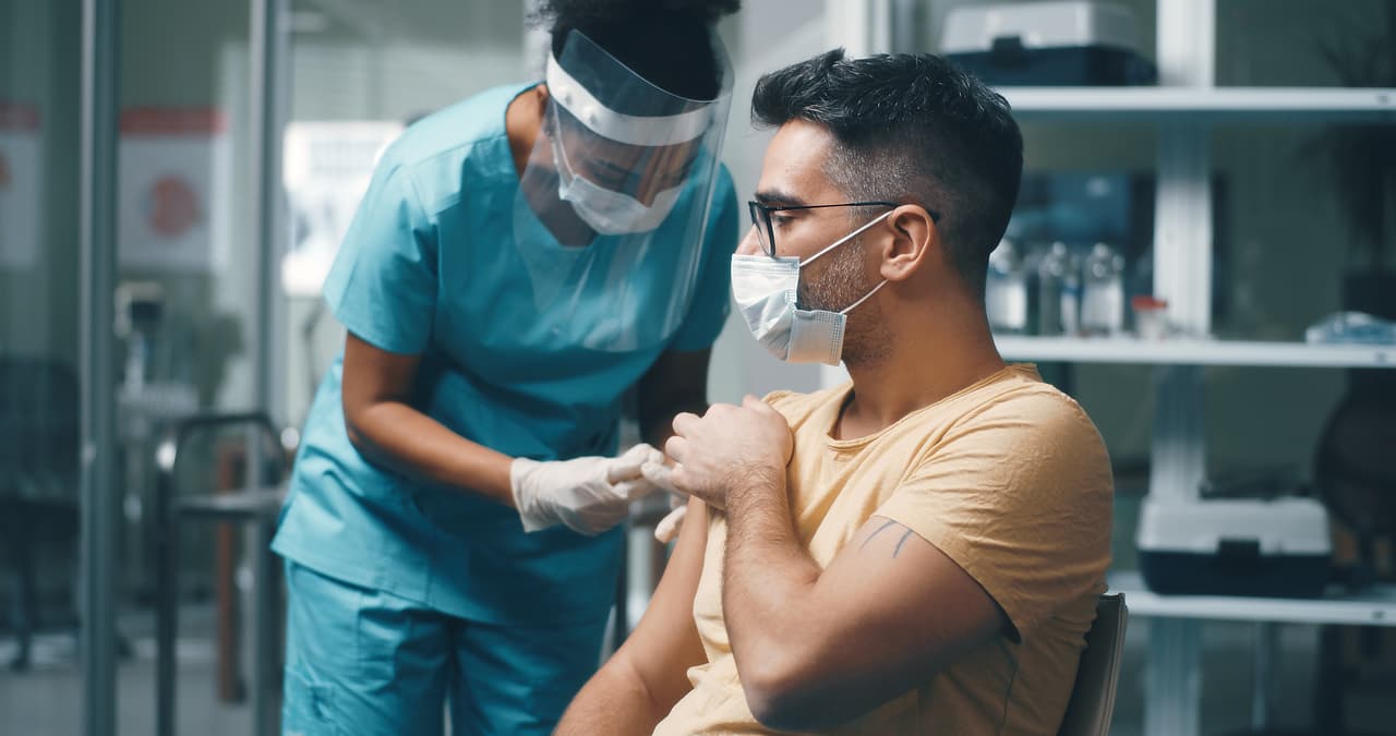 Entre el 14 de diciembre de 2020 y el 5 de abril de 2021 se habían aplicado más de 189 millones de dosis de vacunas contra el covid-19 en Estados Unidos, según los CDC. Durante este periodo se recibieron más de 3,000 reportes de muertes de personas que fueron inoculadas, de acuerdo con la entidad: “una revisión de la información clínica disponible, incluidos los certificados de defunción, la autopsia y los registros médicos, no reveló ninguna evidencia de que la vacunación contribuyera a la muerte de los pacientes”.