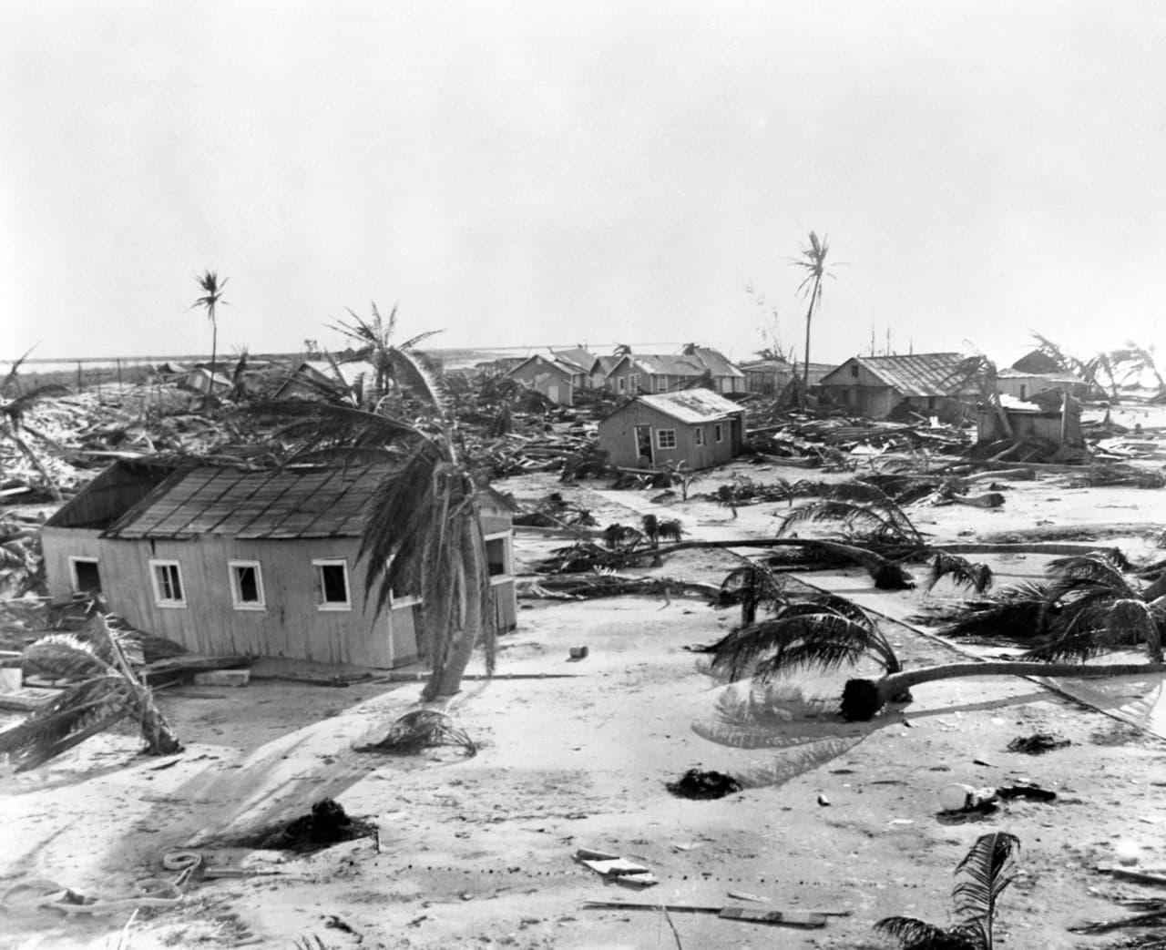 <b>Puesto 9: huracán de 'Labor Day'. Categoría 5. Septiembre de 1935. Aproximadamente 408 fallecidos. </b>El intenso y compacto ciclón causó daños extremos en los cayos de Florida con una marejada ciclónica de aproximadamente 20 pies. Los fuertes vientos del huracán y el oleaje destruyeron casi todas las estructuras entre Tavernier y Marathon, y la ciudad de Islamorada fue devastada. También causó daños en el noroeste de Florida, Georgia y las Carolinas.
