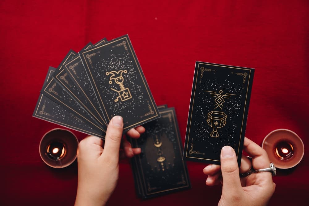 En el arte de leer las cartas del tarot hay diferentes formas de acomodarlas, llamadas "tiradas". Cada una puede acomodarse a las necesidades del consultante, por lo que el lector debe platicar antes con él o ella para descifrar cuál es la tirada de cartas que mejor le conviene.
