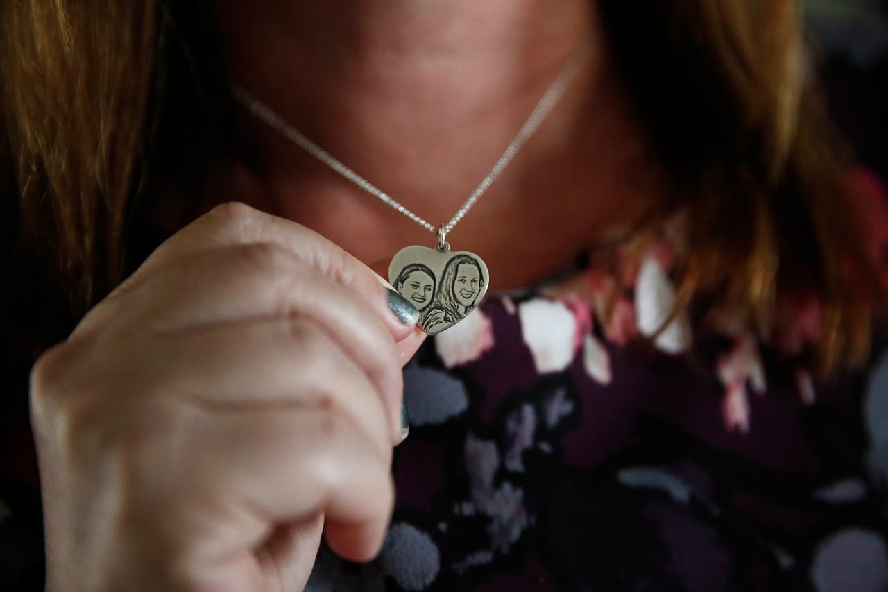 Alhadeff muestra un corazón con su rostro y el de su hija que lleva en un collar. "Tengo que seguir avanzando. Sé que no puedo traer a Alyssa de vuelta, pero si puedo cambiar la vida de una persona...", dijo mientras lloraba.