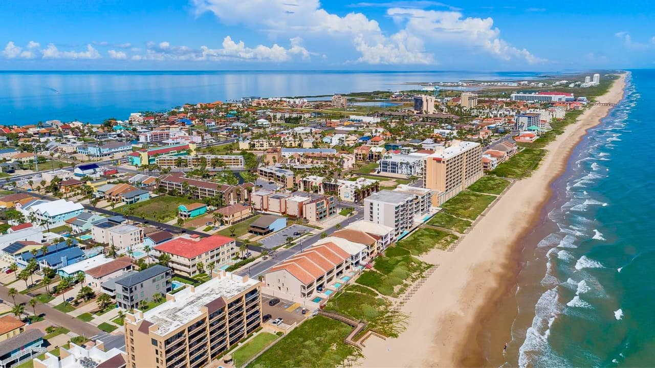 <b>La mejor playa de Texas en 2025</b> está tan al sur que muchos dicen, medio en broma y medio en serio, que 
<b>queda más cerca de México que, por ejemplo, de Houston.</b> Se trata de 
<b>South Padre Island, elegida este año por<i><a href="https://www.usnews.com/" target="_blank"> U.S. News & World Report </a></i></b> como el mejor destino playero del estado. Con sus aguas cálidas, su arena clara, su ambiente relajado y un fuerte sabor hispano, South Padre se ha ganado su lugar no solo en el mapa turístico, sino en
<b> el corazón de miles de familias hispanas que la visitan cada año.</b>