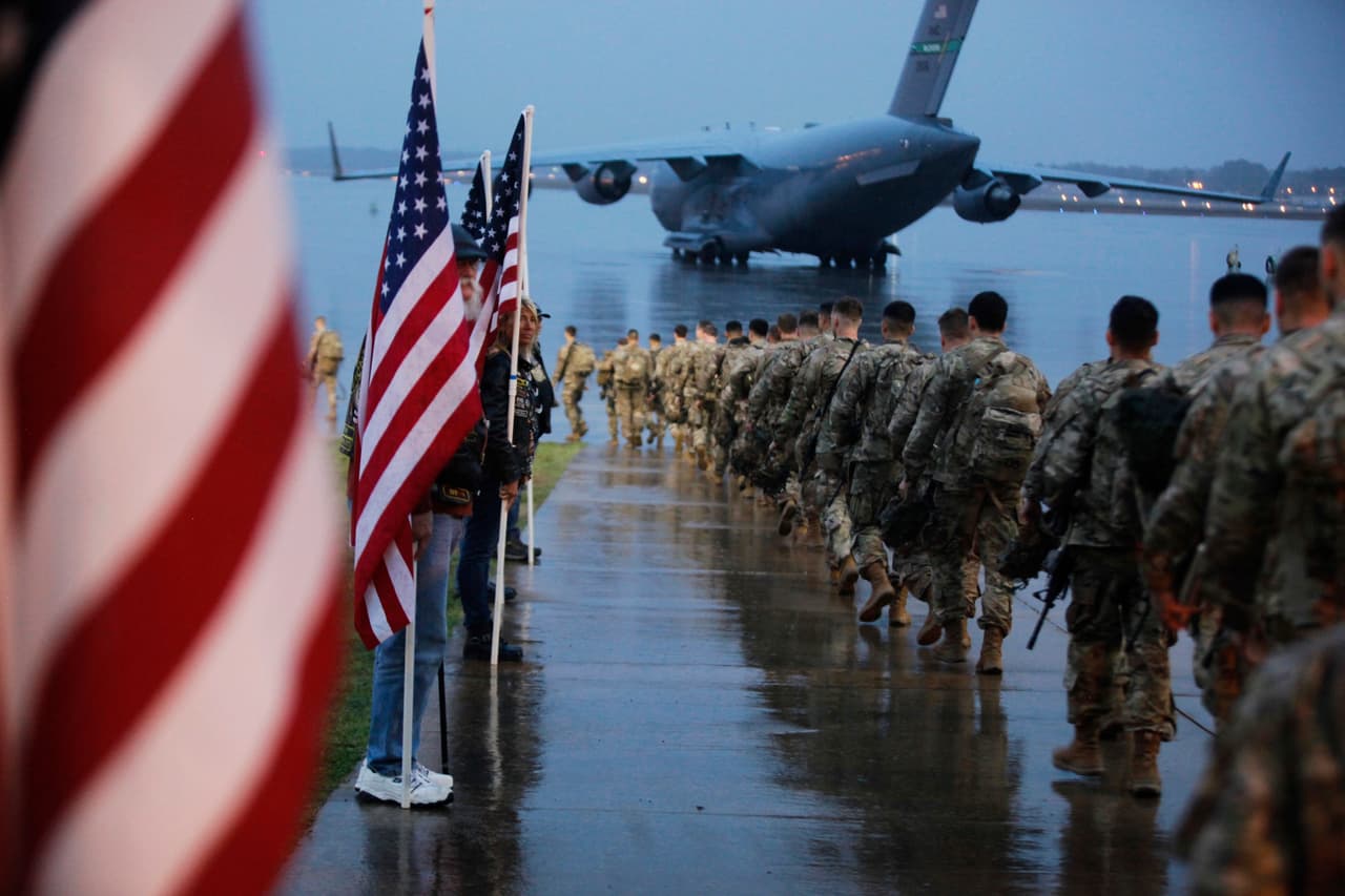 <b>Puesto 1. Estados Unidos.</b> Con una población de 329 millones de habitantes, cuenta con una fuerza armada de 2,141,900 oficiales entre activos y reservistas. Tiene 13,398 aeronaves militares, 6,287 tanques y 415 buques (24 portaaviones, 68 destructores y 68 submarinos, entre otros). Ocupa el primer puesto de la lista Global Firepower (GFP) con un Powerindex de 0.0615 puntos.