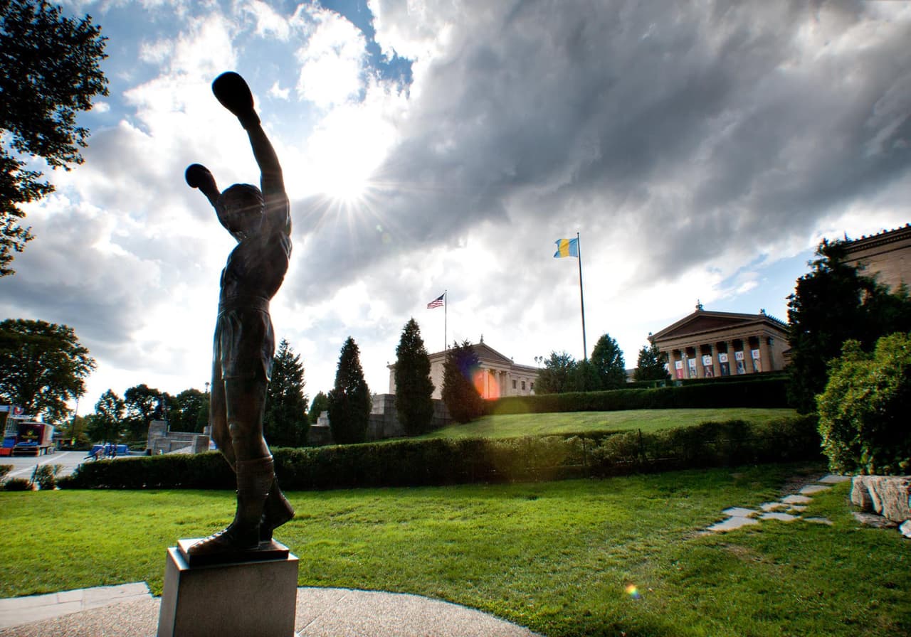 <b>Rocky Balboa</b>: La estatua y los escalones de Rocky del Museo de Arte de Filadelfia son dos de las atracciones más visitadas en la ciudad, y ambas son gratuitas. Sube los escalones y luego da la vuelta para apreciar la espectacular vista del horizonte de Filadelfia. Luego, vuelve a bajar para encontrar la estatua de bronce de Rocky en la parte inferior que se encargó originalmente para Rocky III.
