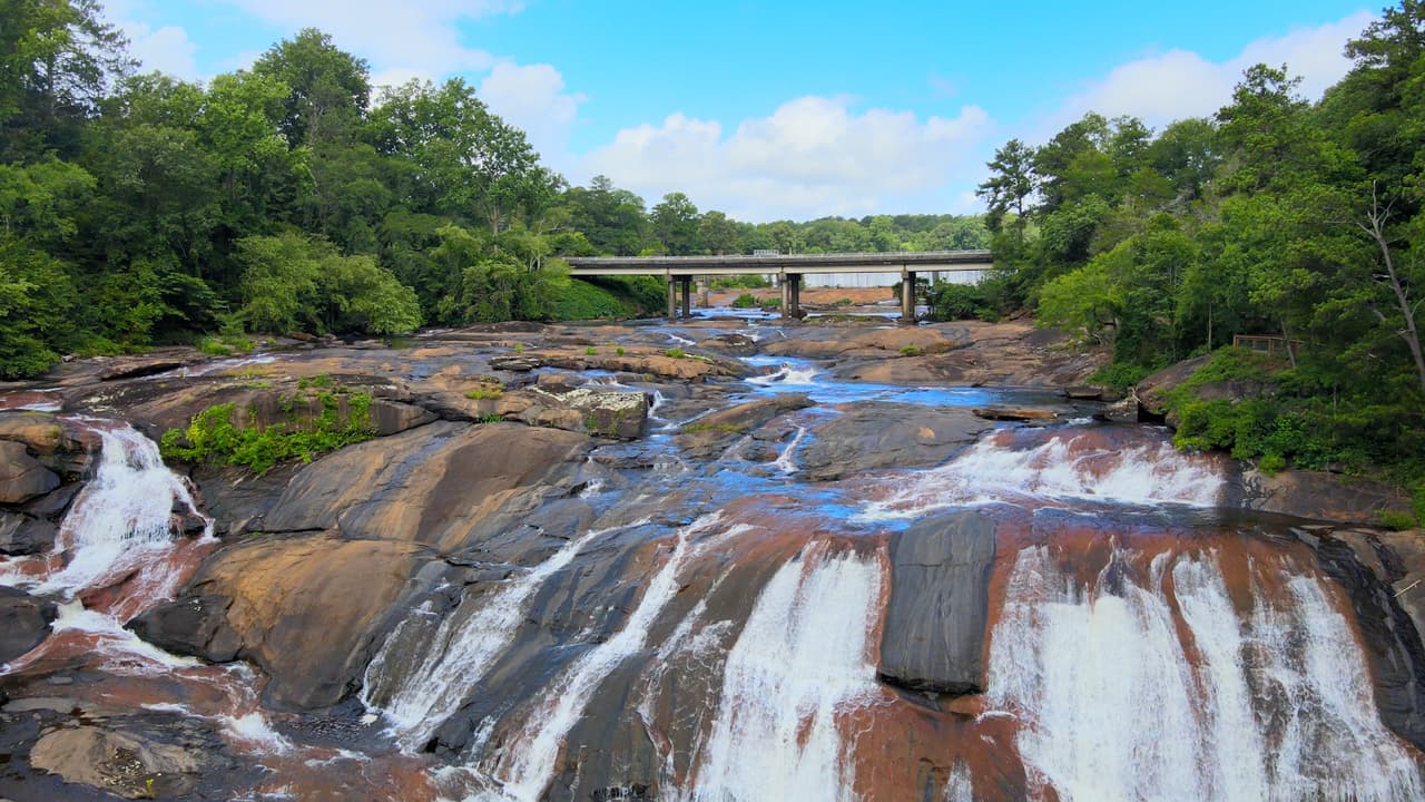 High Falls State Park se encuentra en el condado Monroe, a unas 50 millas al sur de Atlanta.