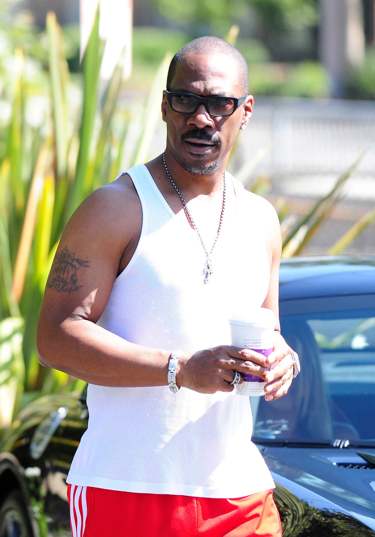 En la pantalla grande, Eddie Murphy dio vida a un personaje que se encontraba en la cárcel pero lo que el actor no sabía es que en el futuro también se encontraría envuelto en este aprieto por contratar los servicios de una trabajadora sexual. Pagó la multa aunque él alegó que sólo le había ofrecido ayuda a una mujer que vio sola en la calle.