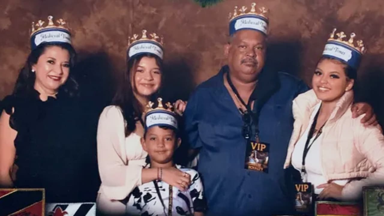Familia hispana iba a fiesta de quinceañera cuando chocaron con un tren: hay 6 muertos y un herido grave