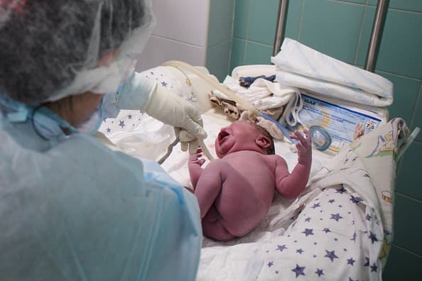 La sífilis se contagia mediante el contacto directo con la llaga durante las relaciones y esta enfermedad puede pasar de madre a bebé en gestación. En este caso se habla de 
<b>sífilis congénita</b> y estos se han disparado en 235% con respecto al 2016, según los CDC. Puede tener complicaciones muy graves cuando se deja sin tratar, pero por suerte sí es curable mediante un tratamiento con antibióticos.