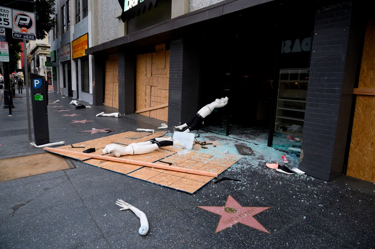 Ahora Los Ángeles enfrenta un gran reto socio-económico que no es nuevo, porque la misma crisis ya ocurrió hace 28 años con el violento arresto de 
<a href="https://www.univision.com/local/los-angeles-kmex/rodney-king-25-anos-de-la-paliza-que-prendio-la-polvora-racial-en-los-angeles">Rodney King</a>, un hombre afrodescendiente del sur de Los Ángeles.