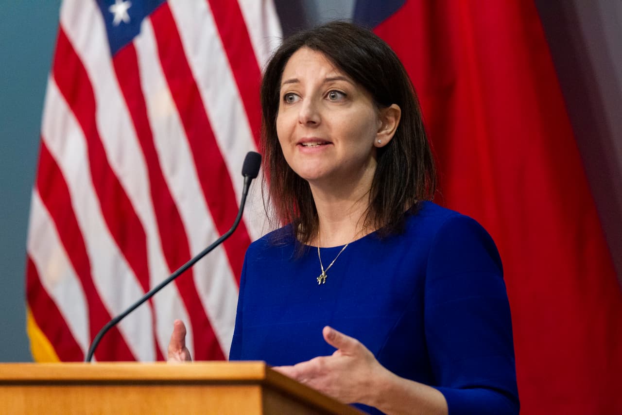 "Cuando nuestras escuelas cerraron, muchas familias en todo el estado se preocuparon por sus comidas, y sabíamos que teníamos que tomar medidas", agregó la secretaria del Ncdhhs, Mandy Cohen. 
<a href="https://www.univision.com/local/north-carolina-wuvc/familias-recibiran-250-por-cada-nino-en-carolina-del-norte-para-comprar-alimentos-durante-la-pandemia">Más detalles aquí</a>.