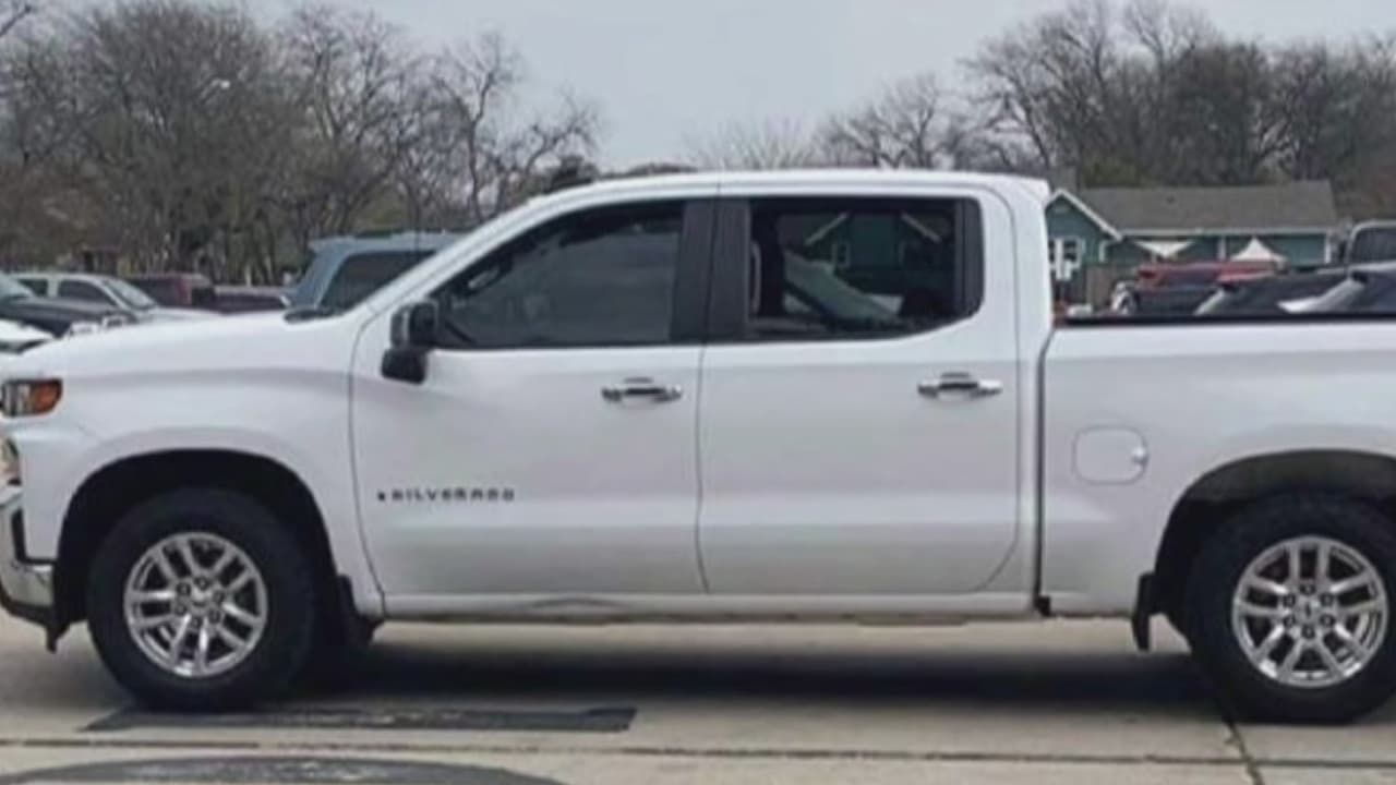 Un hispano se contactó por redes sociales con una persona que le vendía una camioneta pick up Chevrolet silverado 2020 color blanco a $21,000. El supuesto vendedor le mostró el título, el seguro y el número VIN de identificación del vehículo e incluso le dijo que haría todos los trámites y se los llevaría a su casa en Fort Worth, por lo que el hombre aceptó, le pagó y se fue con su nueva camioneta. Sin embargo, días después se la robaron. El alguacil del condado de Tarrant explica cómo ocurrió.