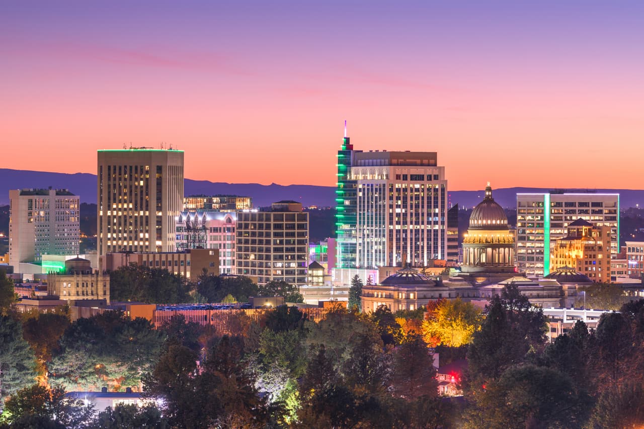 <b>Puesto Boise, Idaho</b>.
<br>
<br>Valor promedio de la vivienda en febrero de 2020: 341,433 dólares.
<br>
<br>Valor promedio de la vivienda en enero de 2021: 422,683 dólares. 
<br>
<br>Cambio bruto durante la pandemia: + 81,250 dólares.
<br>
<br>Porcentaje de cambio: 23.80%.
<br>